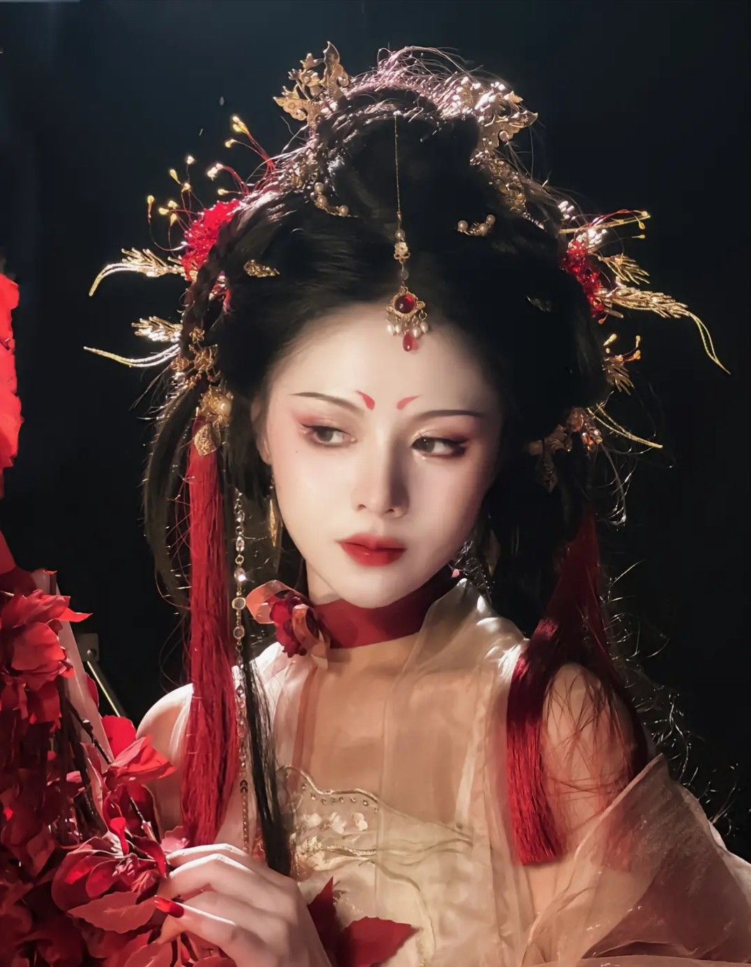 Ethereal Beauty in Traditional Hanfu:A Tale of a Woman in Ancient Style Ethereal Beauty in Traditional Hanfu:A Tale of a Woman in Ancient Style
