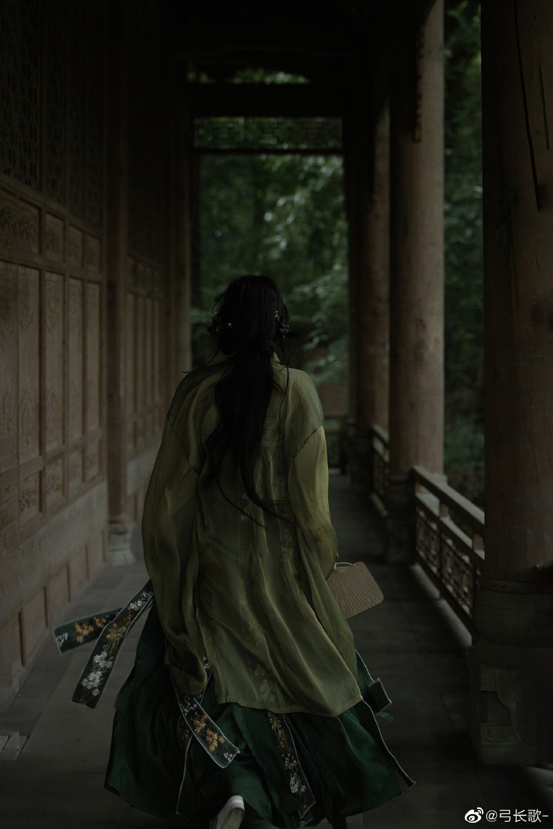 The Elegance of Round-necked Robes and Traditional Shoes in Hanfu Fashion The Elegance of Round-necked Robes and Traditional Shoes in Hanfu Fashion