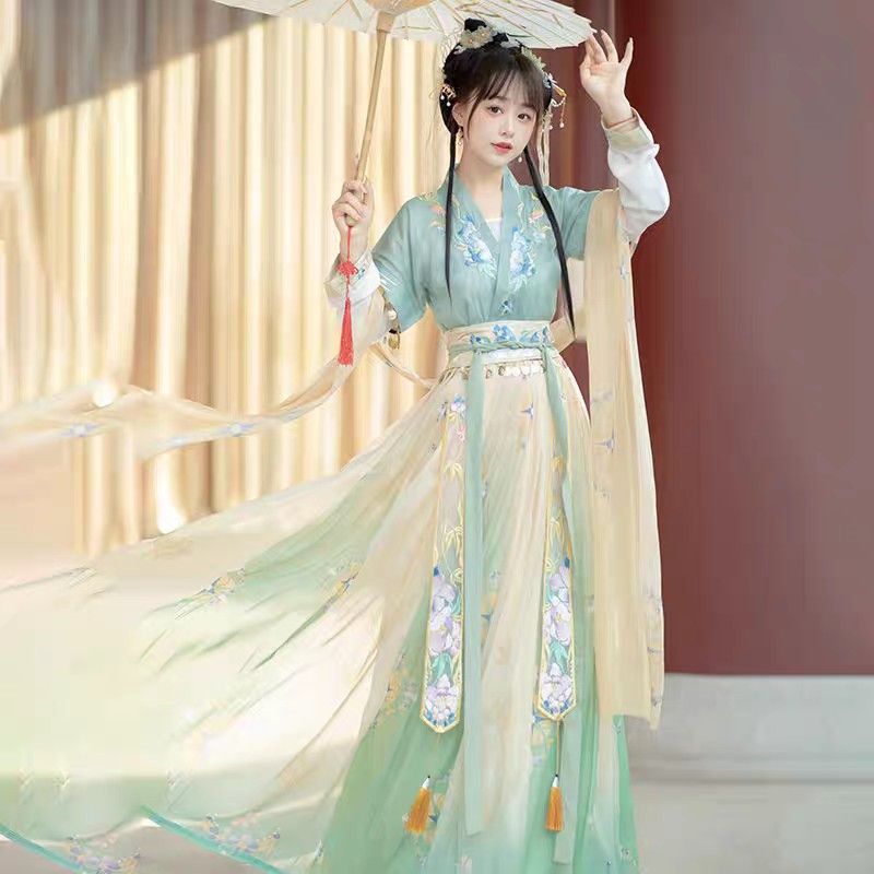 The Little Girl in the Chest-Fit Hanfu:A Glimpse into the World of Traditional Chinese Clothing The Little Girl in the Chest-Fit Hanfu:A Glimpse into the World of Traditional Chinese Clothing