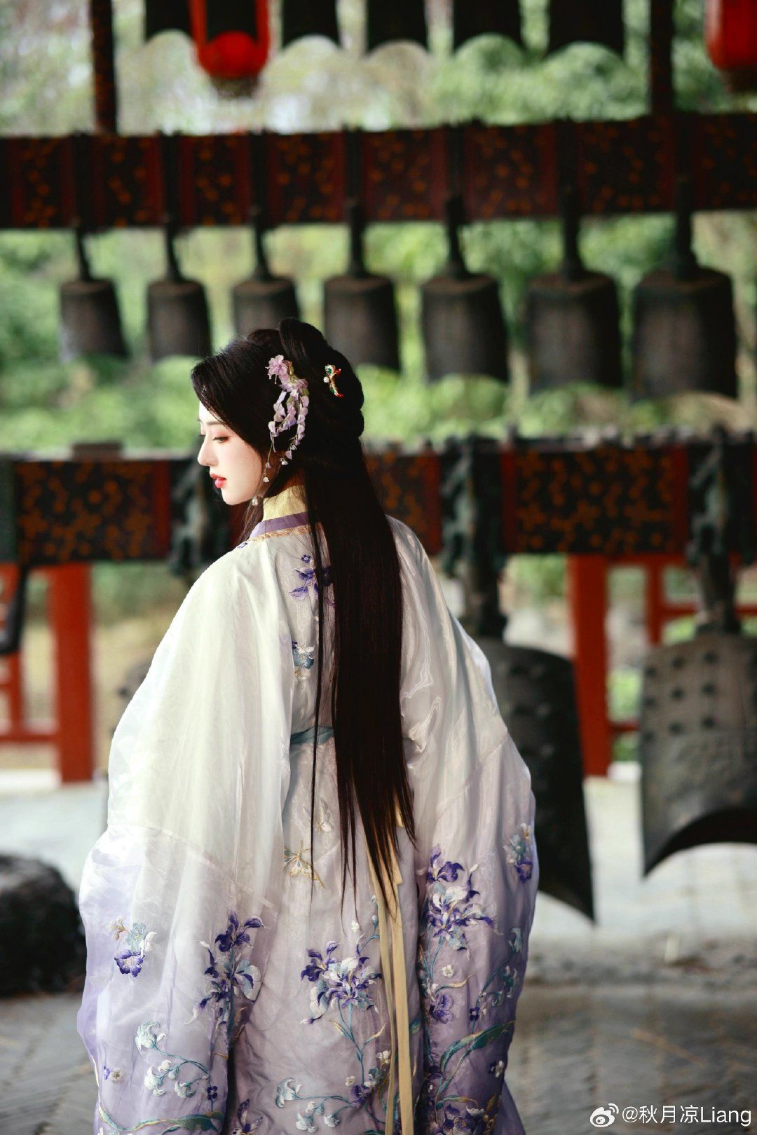 Embracing the Past:The Rise of Hanfu Fashion with Ru Yi,Fangfei,and Furongs Inspiration Embracing the Past:The Rise of Hanfu Fashion with Ru Yi,Fangfei,and Furongs Inspiration
