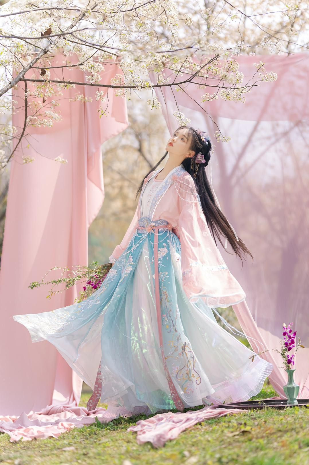 Elegant and Unique Cheongsam:A Glance into Traditional Chinese Beauty Elegant and Unique Cheongsam:A Glance into Traditional Chinese Beauty