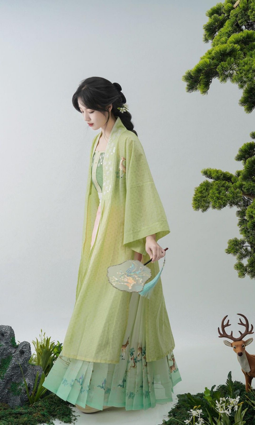 The Allure of Hanfu Fashion:Zhou Yes Style and Gu Xians Allure The Allure of Hanfu Fashion:Zhou Yes Style and Gu Xians Allure