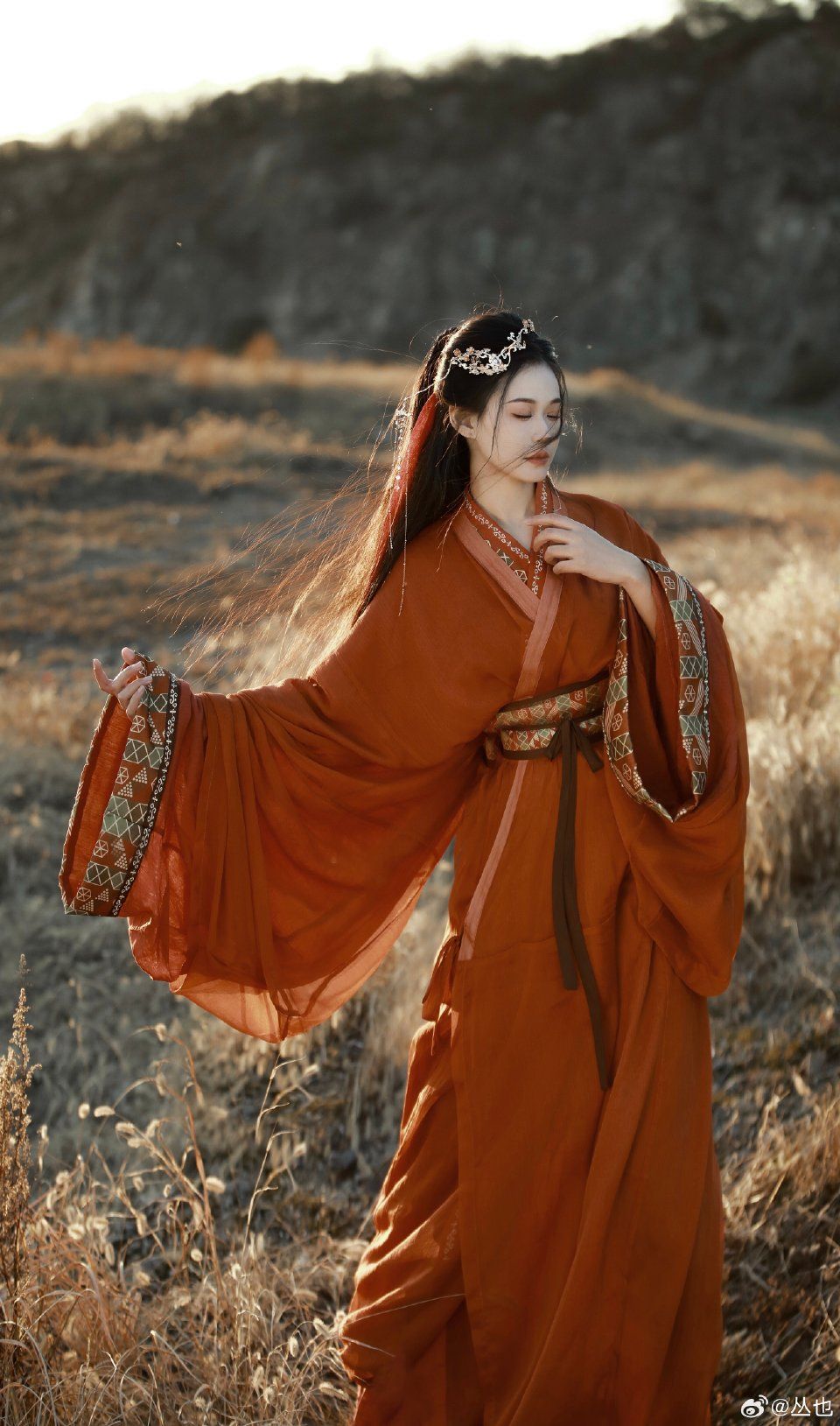 Reinventing the Classic Cheongsam:Embracing a Slimming and Modern Fit for Modern Women Reinventing the Classic Cheongsam:Embracing a Slimming and Modern Fit for Modern Women