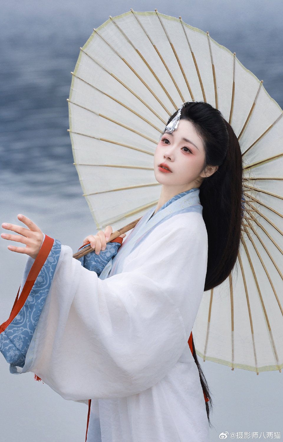 The Splendid Splendor of Song-Style Hanfu with its Many Sleeves and Radiant Elegance The Splendid Splendor of Song-Style Hanfu with its Many Sleeves and Radiant Elegance