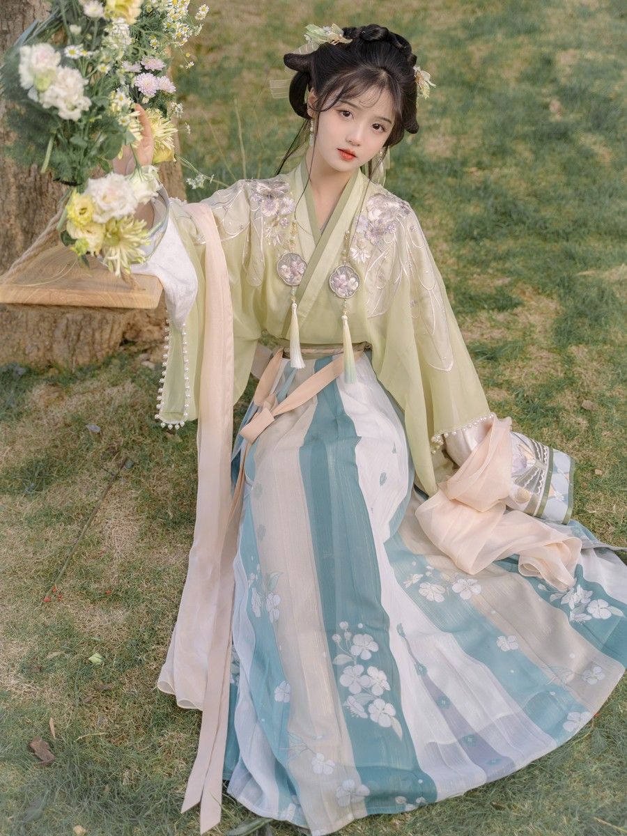Traditional Chinese Culture and the Splendor of Hanfu Headwear Traditional Chinese Culture and the Splendor of Hanfu Headwear