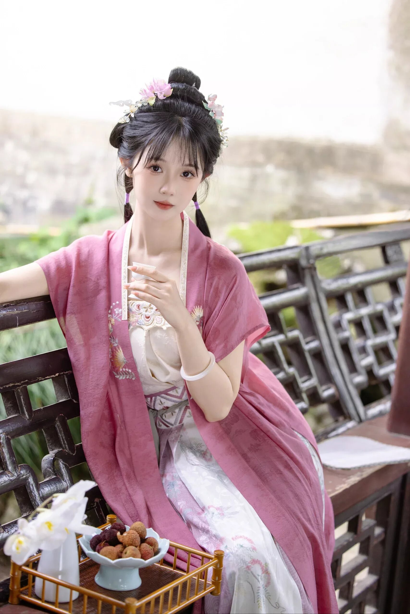 Red Short-Style Horseface Skirt Ensemble:A Fashion Statement with Traditional Charm Red Short-Style Horseface Skirt Ensemble:A Fashion Statement with Traditional Charm