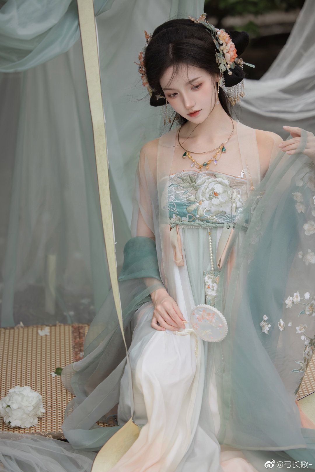 Father-Son Tang Costumes:Embracing the Legacy of Traditional Chinese Attire in Modern Times Father-Son Tang Costumes:Embracing the Legacy of Traditional Chinese Attire in Modern Times