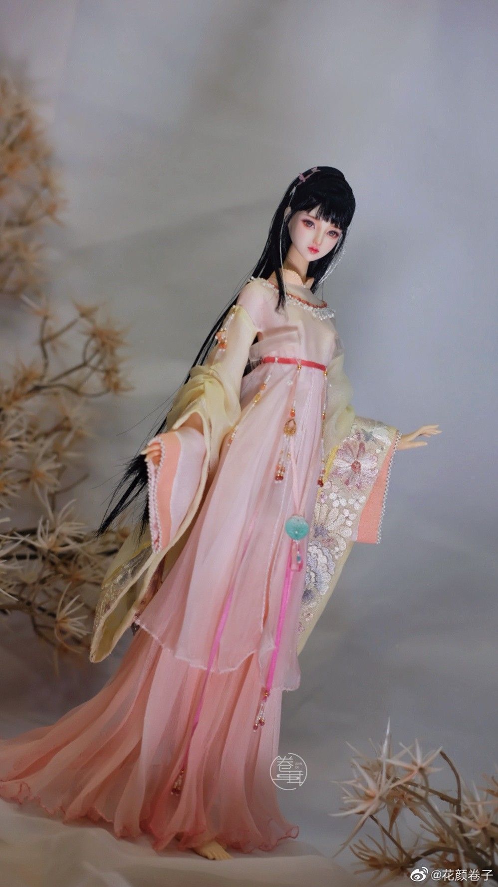 Redesigning Cheongsam for Autumn-Winter:Focusing on Petite Figures