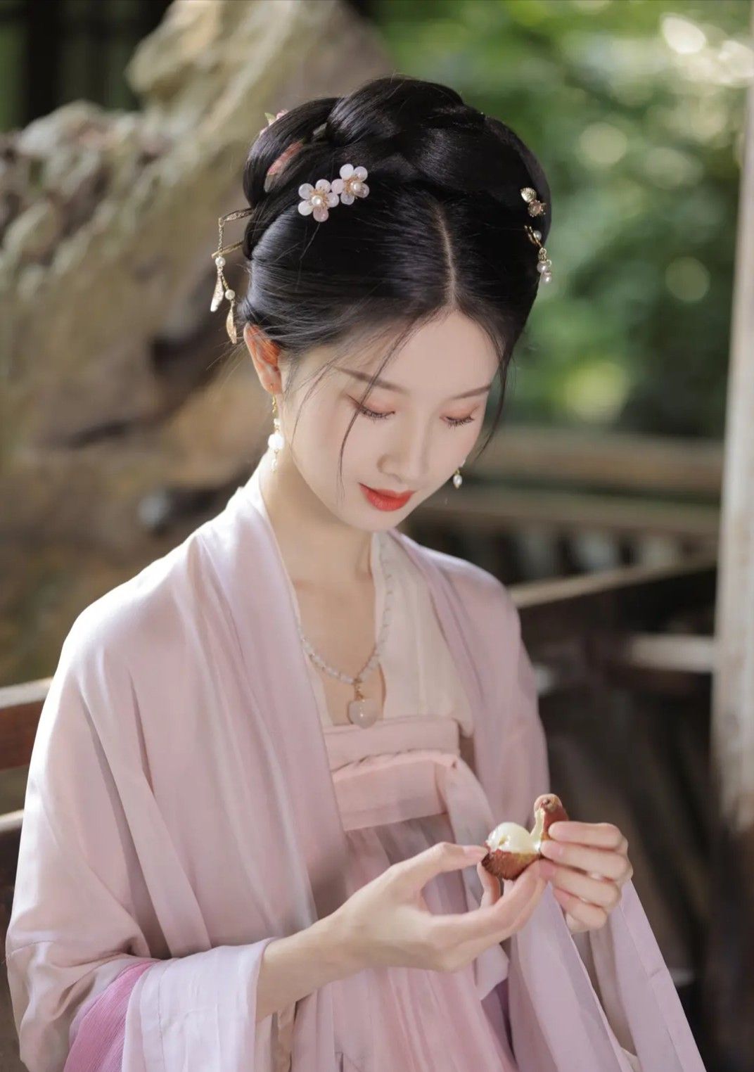 Embracing the Cheongsam Elegance:The御姐风Qunqun Style Embracing the Cheongsam Elegance:The御姐风Qunqun Style