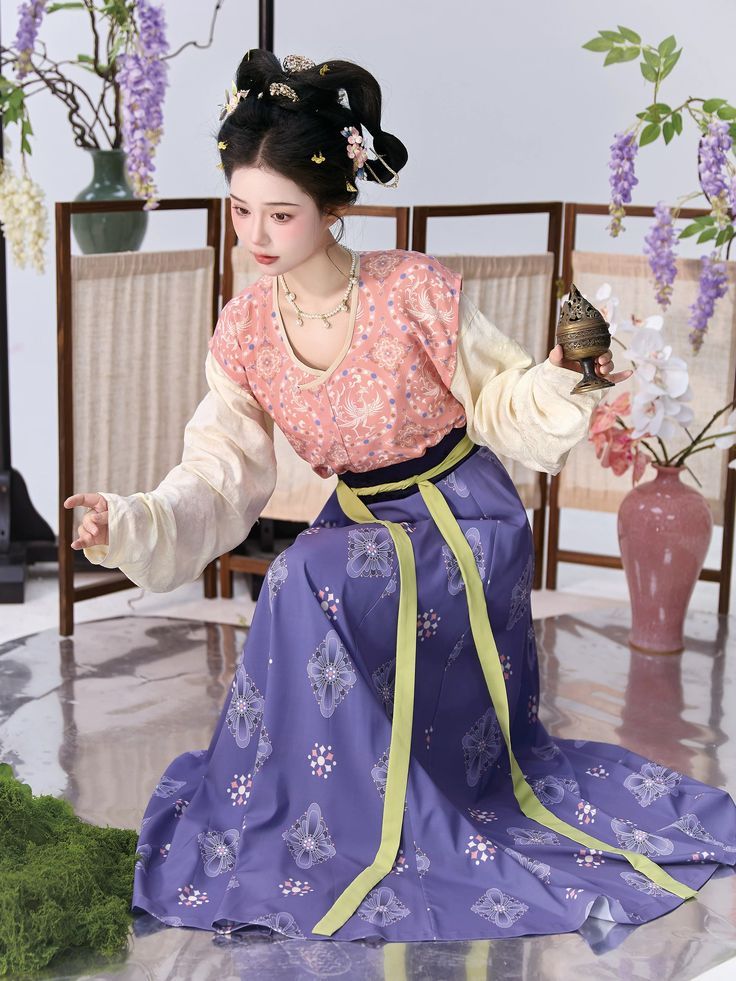 Change and the Splendid Beauty of Hanfu:The Enchanting Story of Daji in Traditional Chinese Attire Change and the Splendid Beauty of Hanfu:The Enchanting Story of Daji in Traditional Chinese Attire