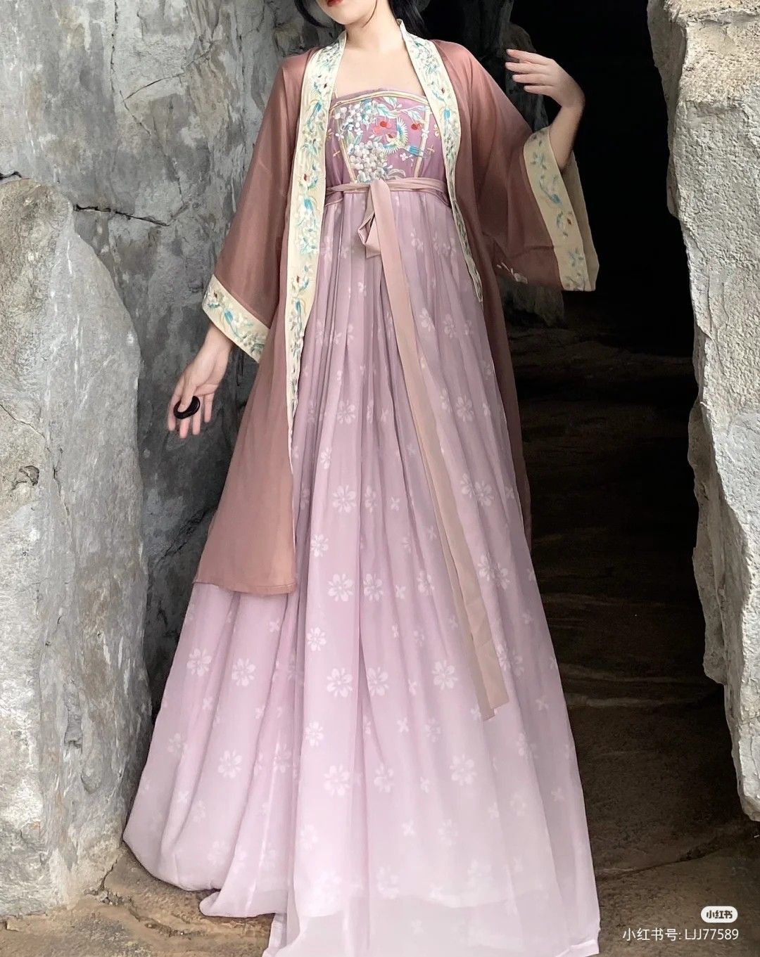 Vintage Purple Cheongsam:Embracing the Beauty of Traditional Chinese Elegance Vintage Purple Cheongsam:Embracing the Beauty of Traditional Chinese Elegance