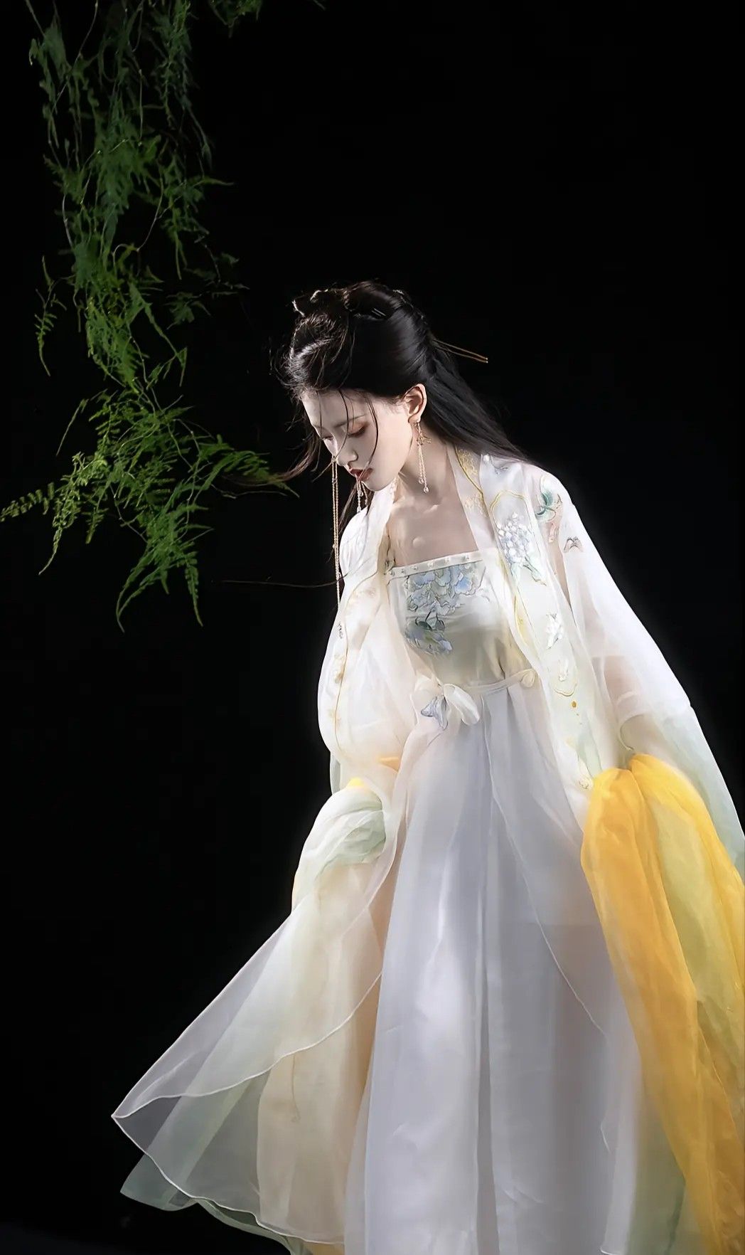 Reimagining the Chinese Cheongsam:Embracing Modernity in Traditional Elegance Reimagining the Chinese Cheongsam:Embracing Modernity in Traditional Elegance