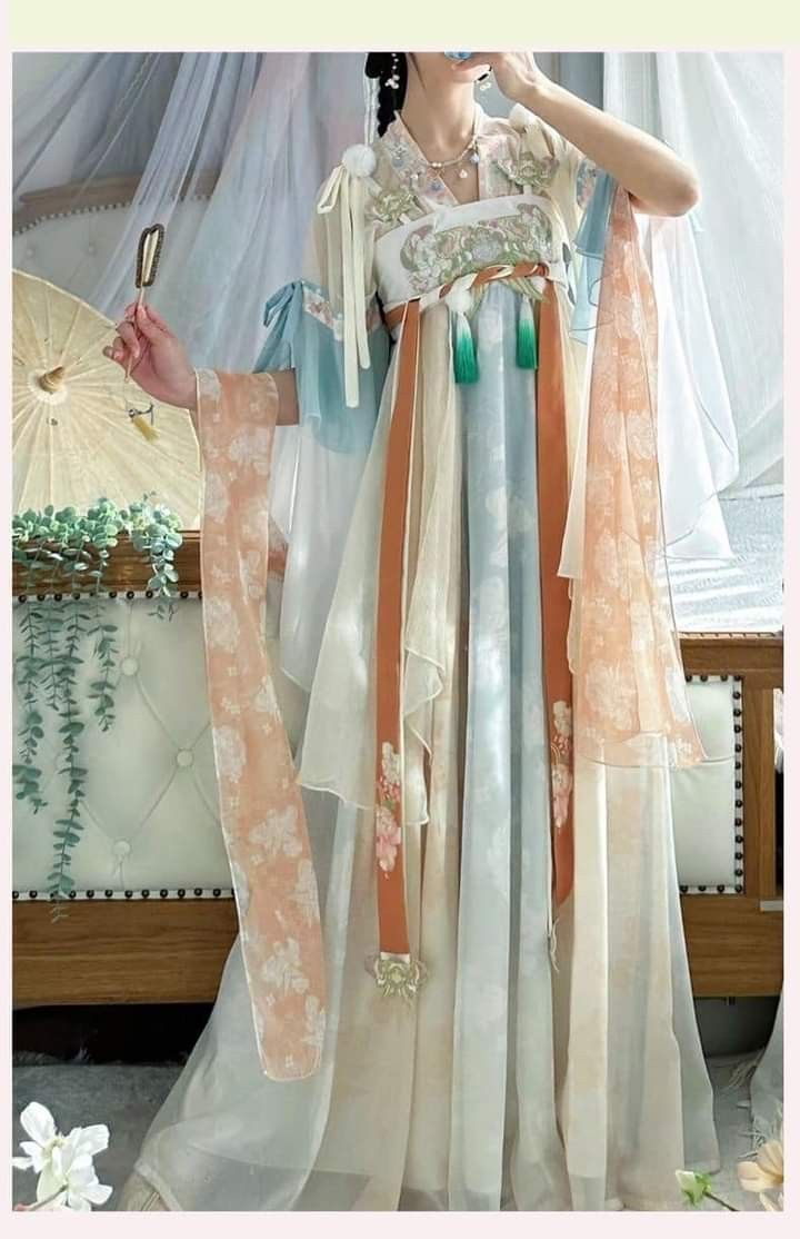 Embroidered Hanfu Shoes:A Womans Fashionable Journey Through Time Embroidered Hanfu Shoes:A Womans Fashionable Journey Through Time
