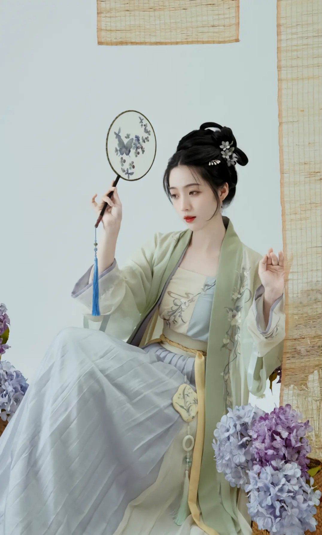 Elegant Song Dynasty Hanfu Beauty:A Portrait of a Lady in Traditional Attire Elegant Song Dynasty Hanfu Beauty:A Portrait of a Lady in Traditional Attire