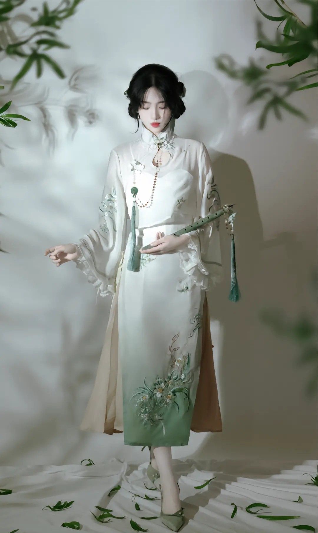 Elegant Revelry:The Splendid World of Hanfu in the Gardens of Dreams and Summer Pools Elegant Revelry:The Splendid World of Hanfu in the Gardens of Dreams and Summer Pools