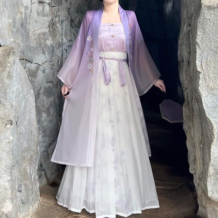 The Splendor of Spring in Jiangnan:The Cheongsams Elegance