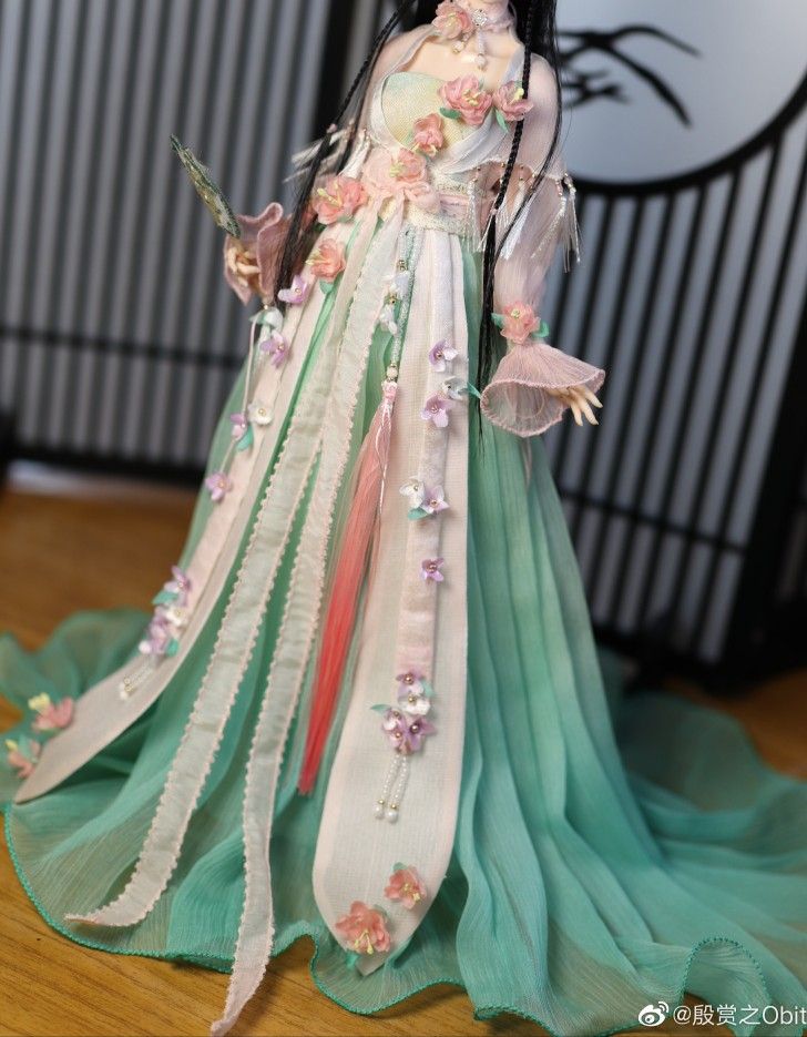 The Allure of Cold Green in Cheongsams Elegance The Allure of Cold Green in Cheongsams Elegance