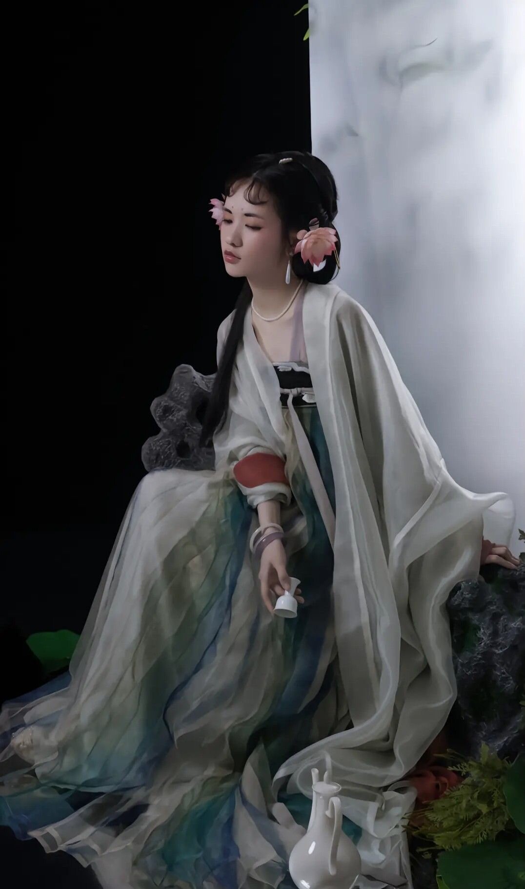 Lace Cheongsam:The Art of Embroidery and Exquisite Cut-Outs Lace Cheongsam:The Art of Embroidery and Exquisite Cut-Outs