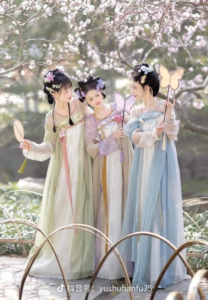 Elegant Womens Tang-Style Chinese Heritage Jacket:A Premier Piece of Fashion Elegant Womens Tang-Style Chinese Heritage Jacket:A Premier Piece of Fashion