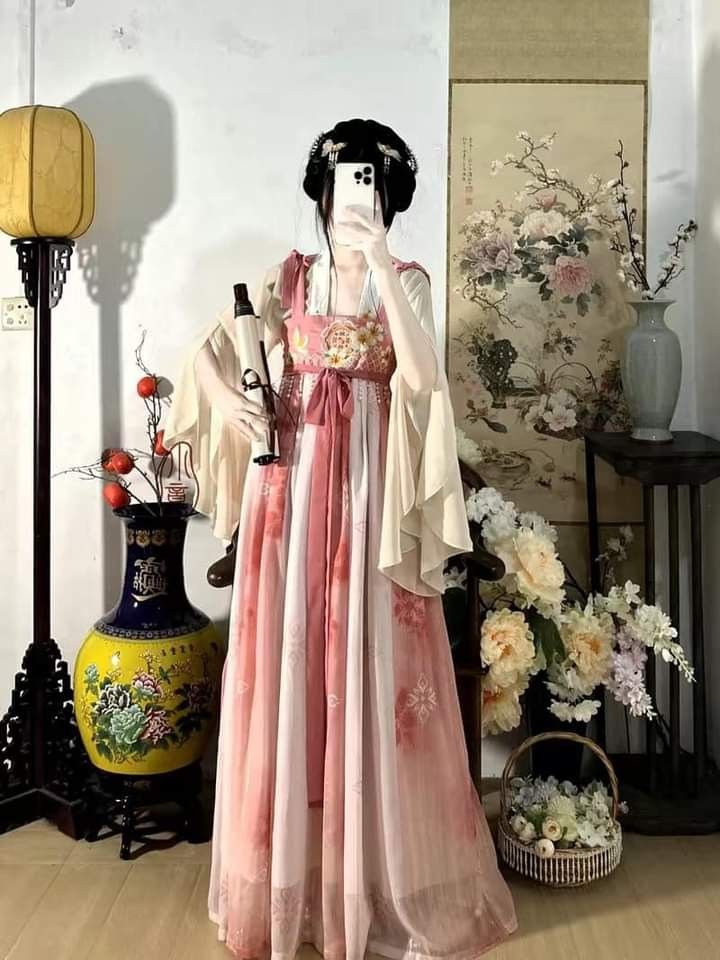 Reimagining Qipao:An Innovative Autumn-Winter Collection of Traditional Flag Robes Reimagining Qipao:An Innovative Autumn-Winter Collection of Traditional Flag Robes