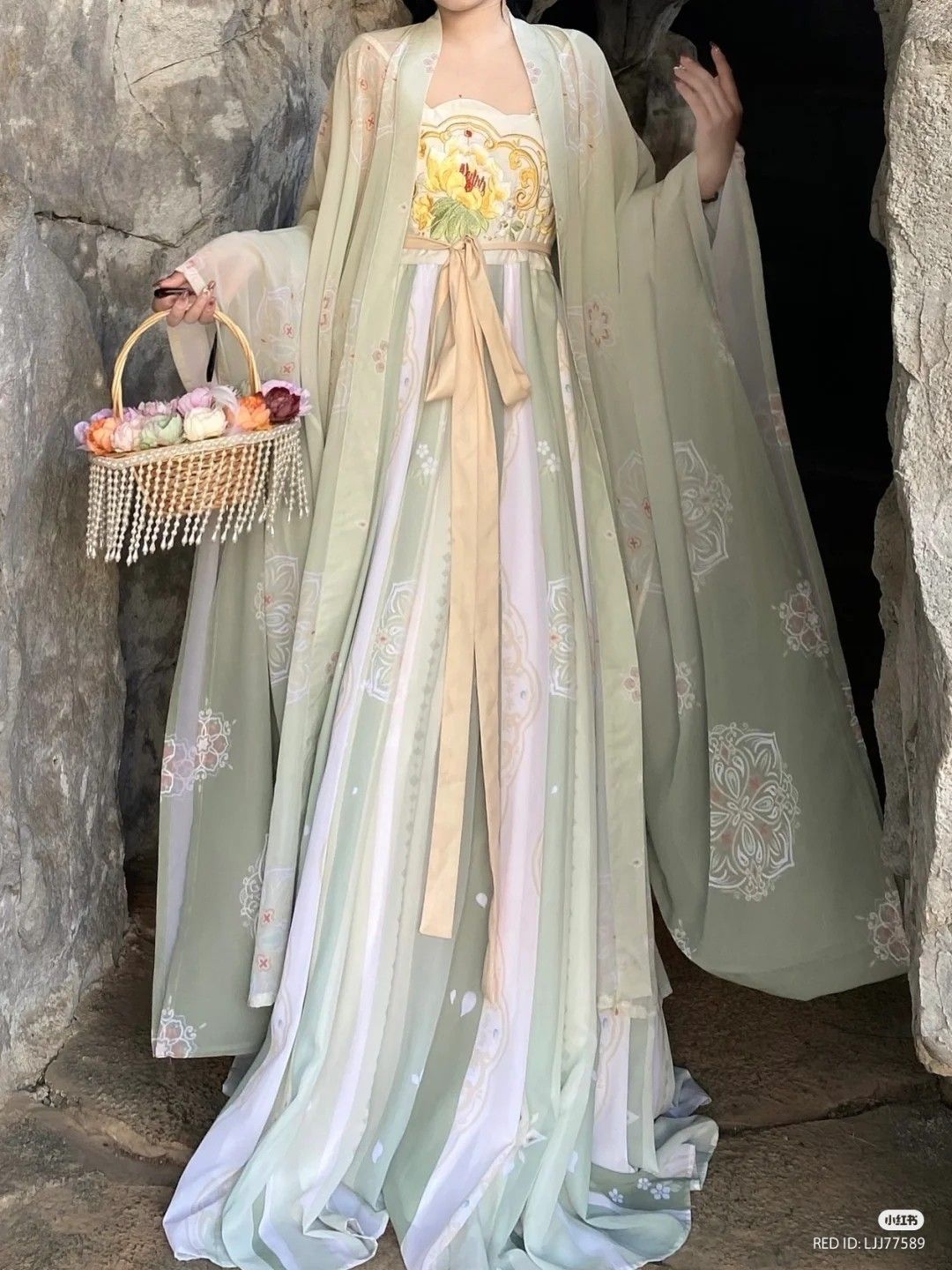 The Rise of Hanfu Fashion in the World of a Ten-Year-Old汉服女童 The Rise of Hanfu Fashion in the World of a Ten-Year-Old汉服女童