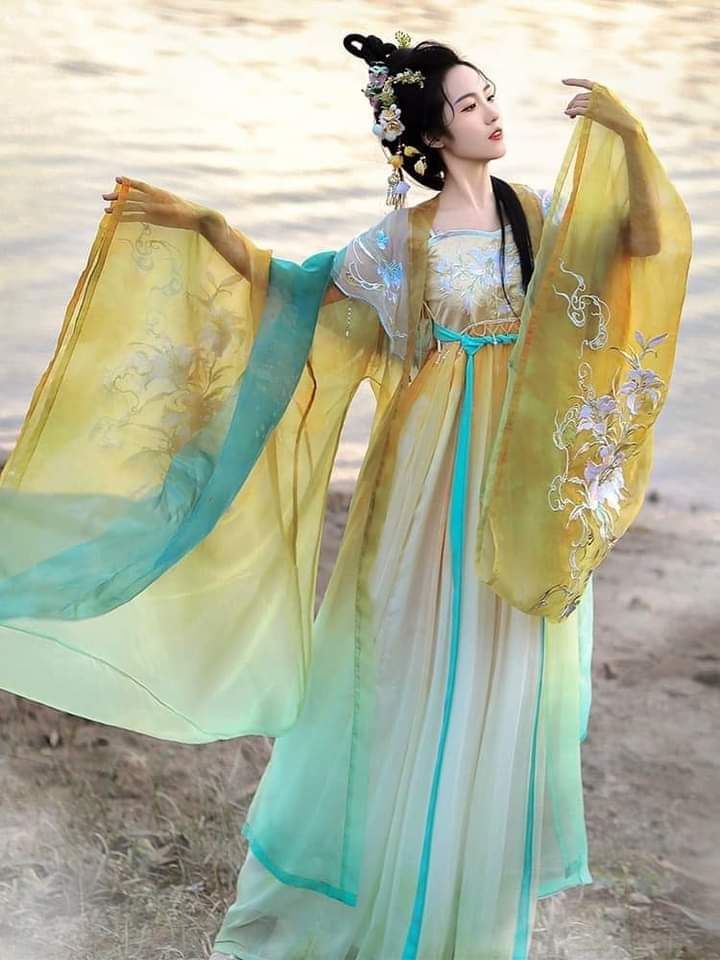 Blooming Splendor:A Complete Guide to Hanfu Fashion with the Flower-Adorned Set Blooming Splendor:A Complete Guide to Hanfu Fashion with the Flower-Adorned Set