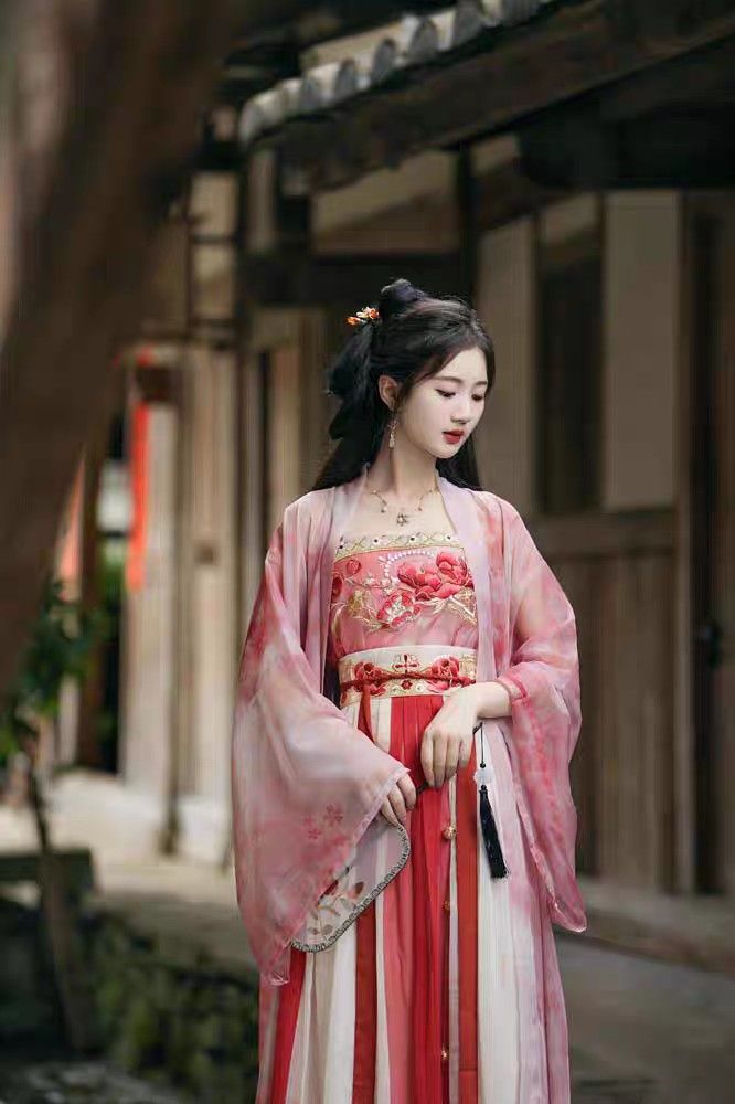 The Splendor of Traditional Chinese Fashion:Wanbao De Hanfu