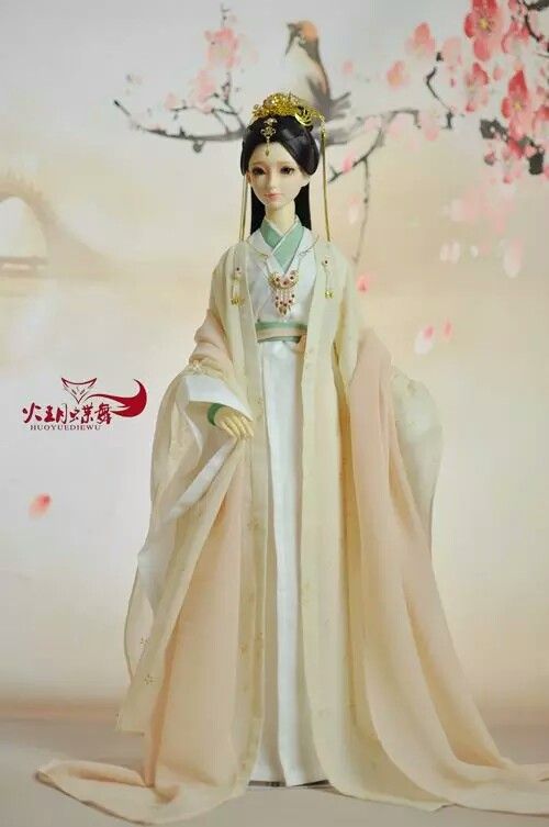 Ethereal Beauty in Glass-Clear Water Hanfu:The Enchantment of Glass Beads and Silk Threads Ethereal Beauty in Glass-Clear Water Hanfu:The Enchantment of Glass Beads and Silk Threads