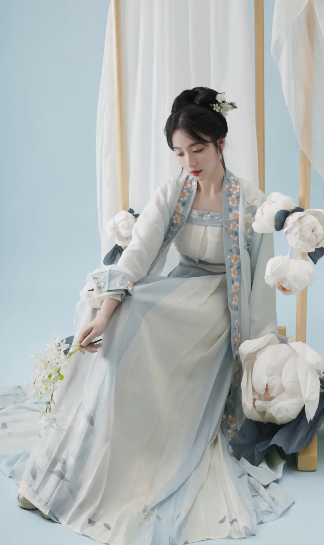 The Story of a Three-Year-Old Girl in Traditional Hanfu Fashion The Story of a Three-Year-Old Girl in Traditional Hanfu Fashion