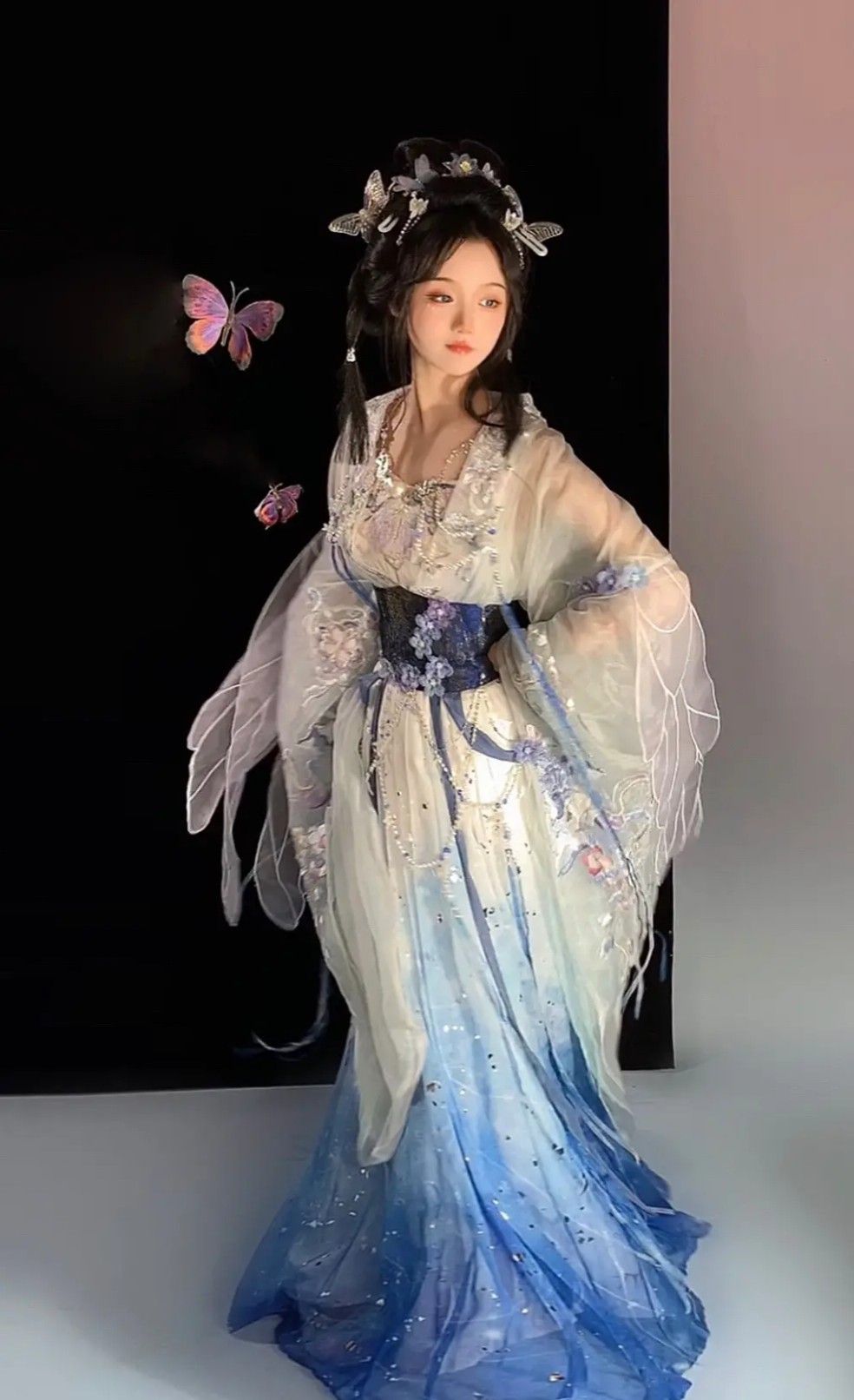 The Ethereal Artistry of a Hanfu琴师 The Ethereal Artistry of a Hanfu琴师