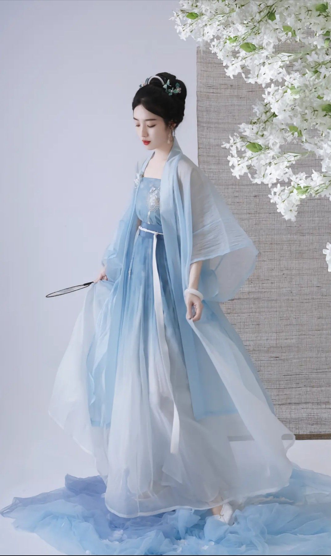 Umbrellas as Accessories for Traditional Hanfu Fashion:A Cultural Blend of Elegance and Utility Umbrellas as Accessories for Traditional Hanfu Fashion:A Cultural Blend of Elegance and Utility