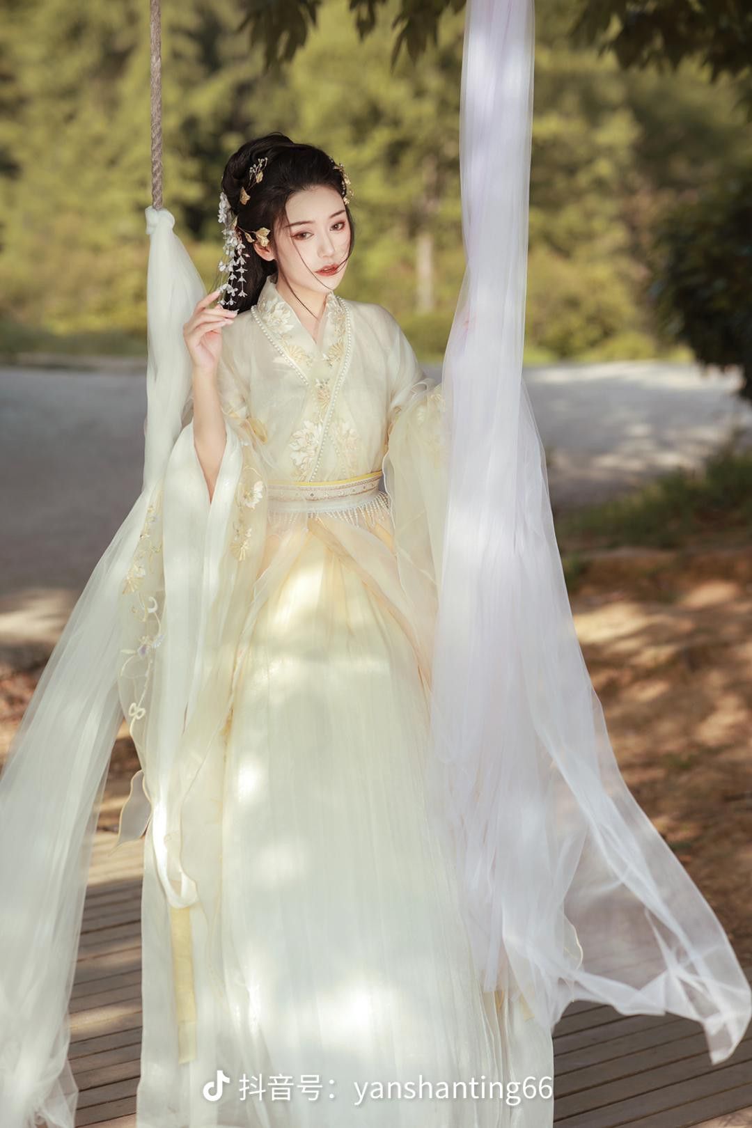 Embroidered Splendor:The Story of Hanfu Shoes for Women Embroidered Splendor:The Story of Hanfu Shoes for Women