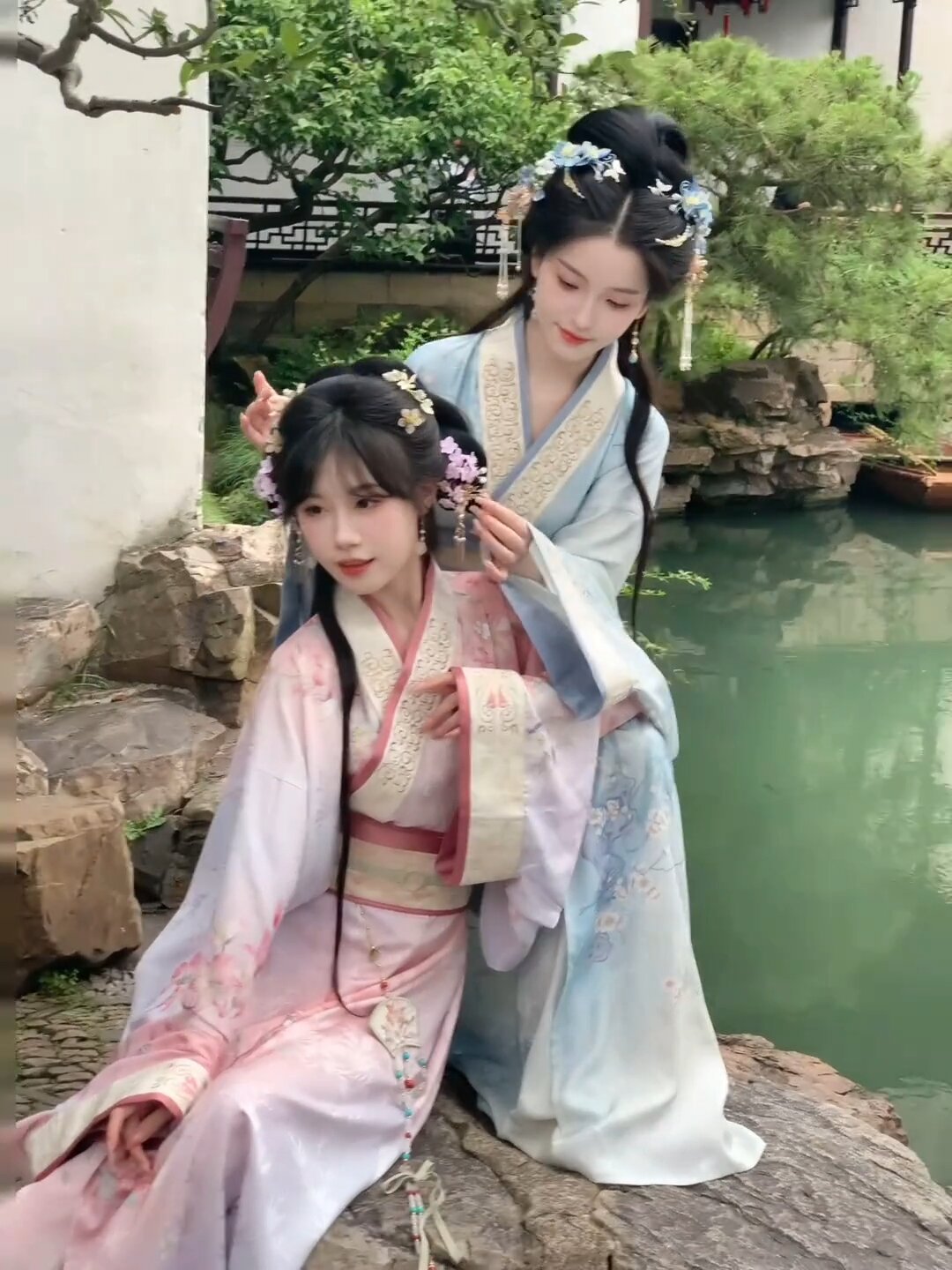 Vintage Childrens Costume Sets for Girls:A Journey into Traditional Chinese Attire Vintage Childrens Costume Sets for Girls:A Journey into Traditional Chinese Attire