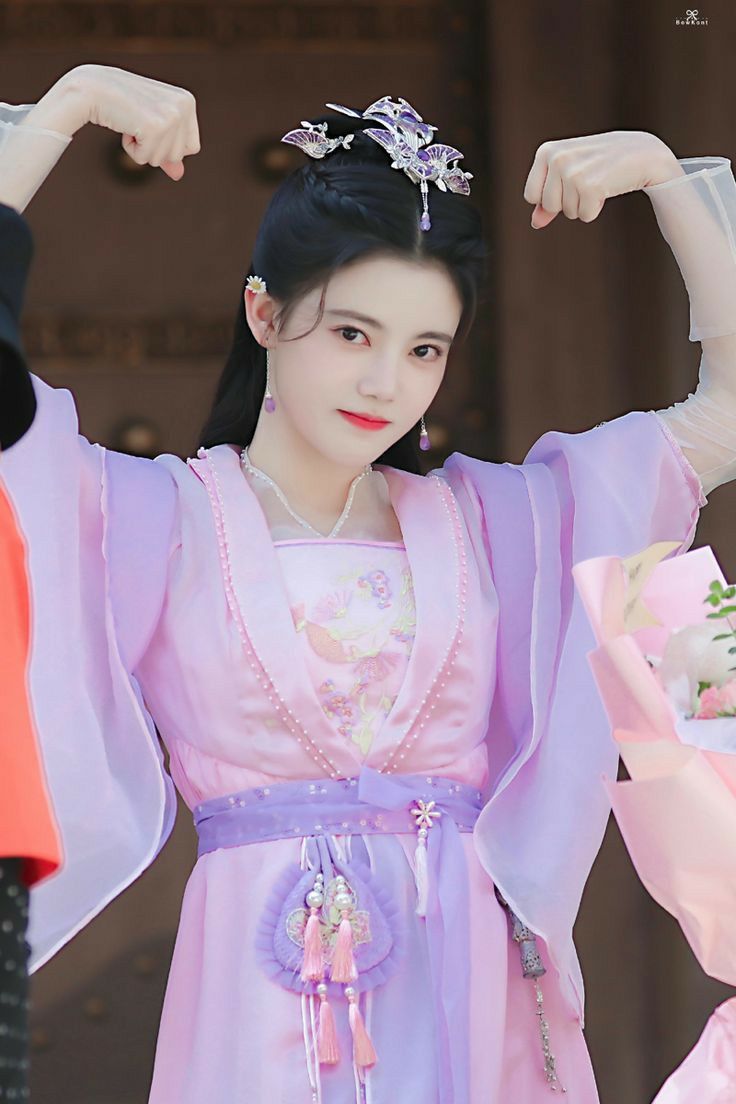 A Little Girl in Hanfu Clothing:A Fairy-like Encounter A Little Girl in Hanfu Clothing:A Fairy-like Encounter