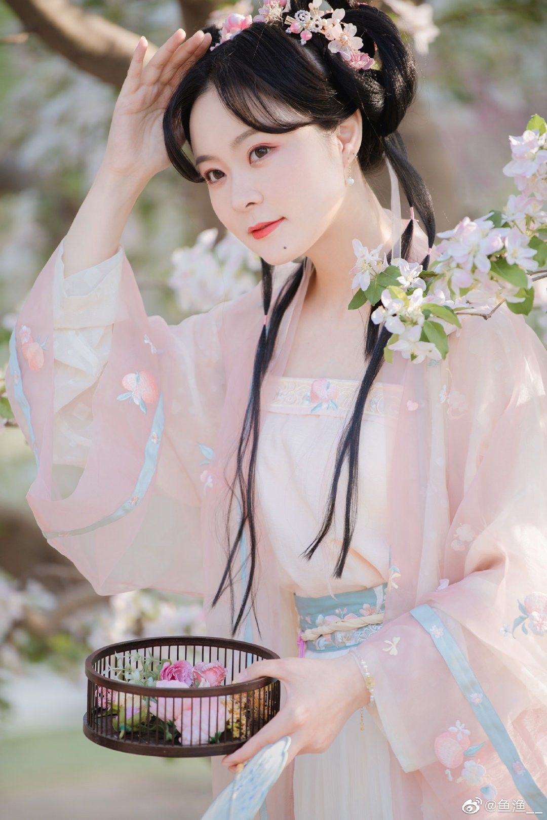 Elegant Child in Traditional Hanfu Robe with拖地超长款拖尾 Elegant Child in Traditional Hanfu Robe with拖地超长款拖尾