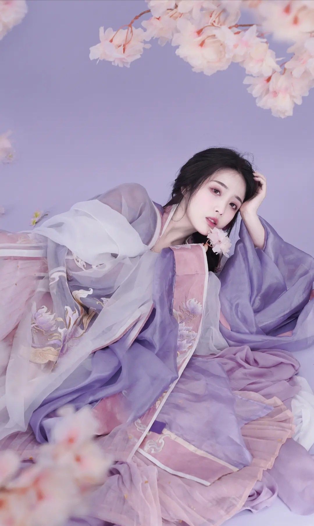 Winter Girl in Traditional Splendor:Guzheng,Cheongsam,and the Joy of Playing in Snowy Seasons Winter Girl in Traditional Splendor:Guzheng,Cheongsam,and the Joy of Playing in Snowy Seasons