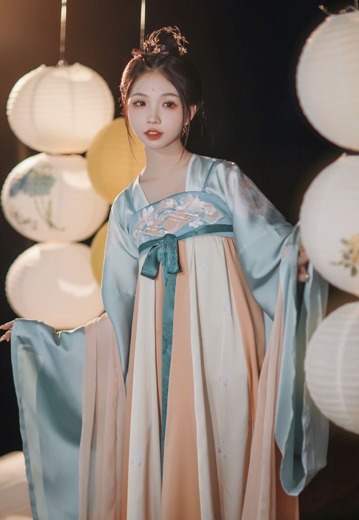 Glitter Clothes:The Rise of Sequined Cheongsam with Crystal Elegance Glitter Clothes:The Rise of Sequined Cheongsam with Crystal Elegance