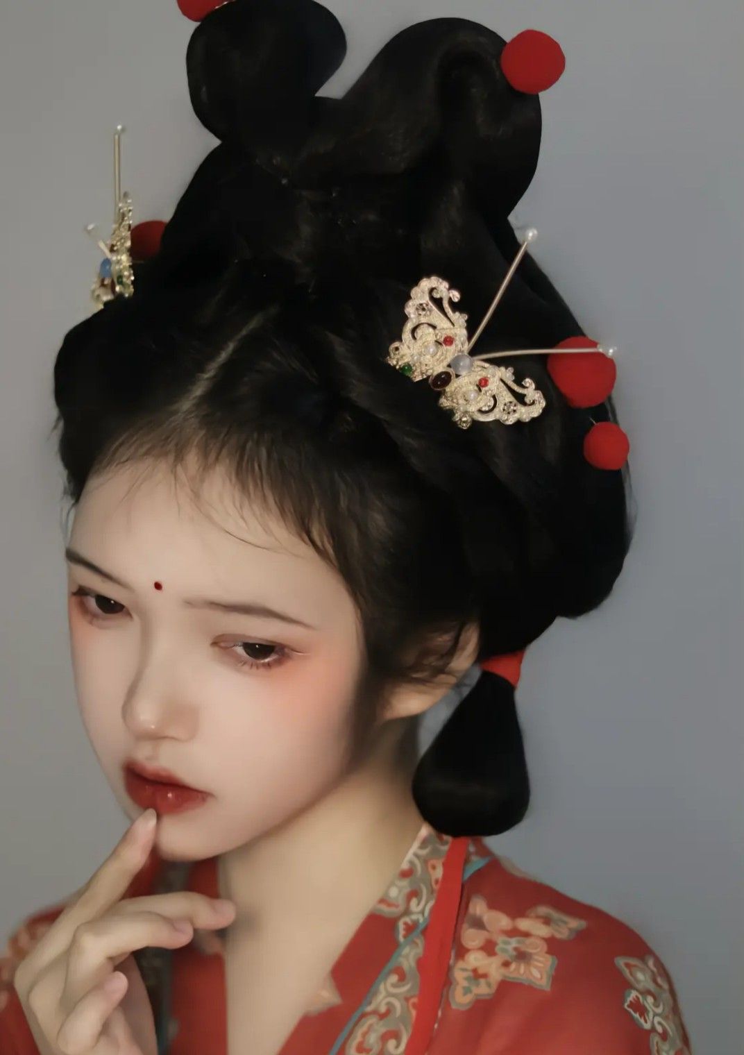 White Moonlight and the Elegance of Hanfu:An Exploration of Ancient Chinese Fashion White Moonlight and the Elegance of Hanfu:An Exploration of Ancient Chinese Fashion