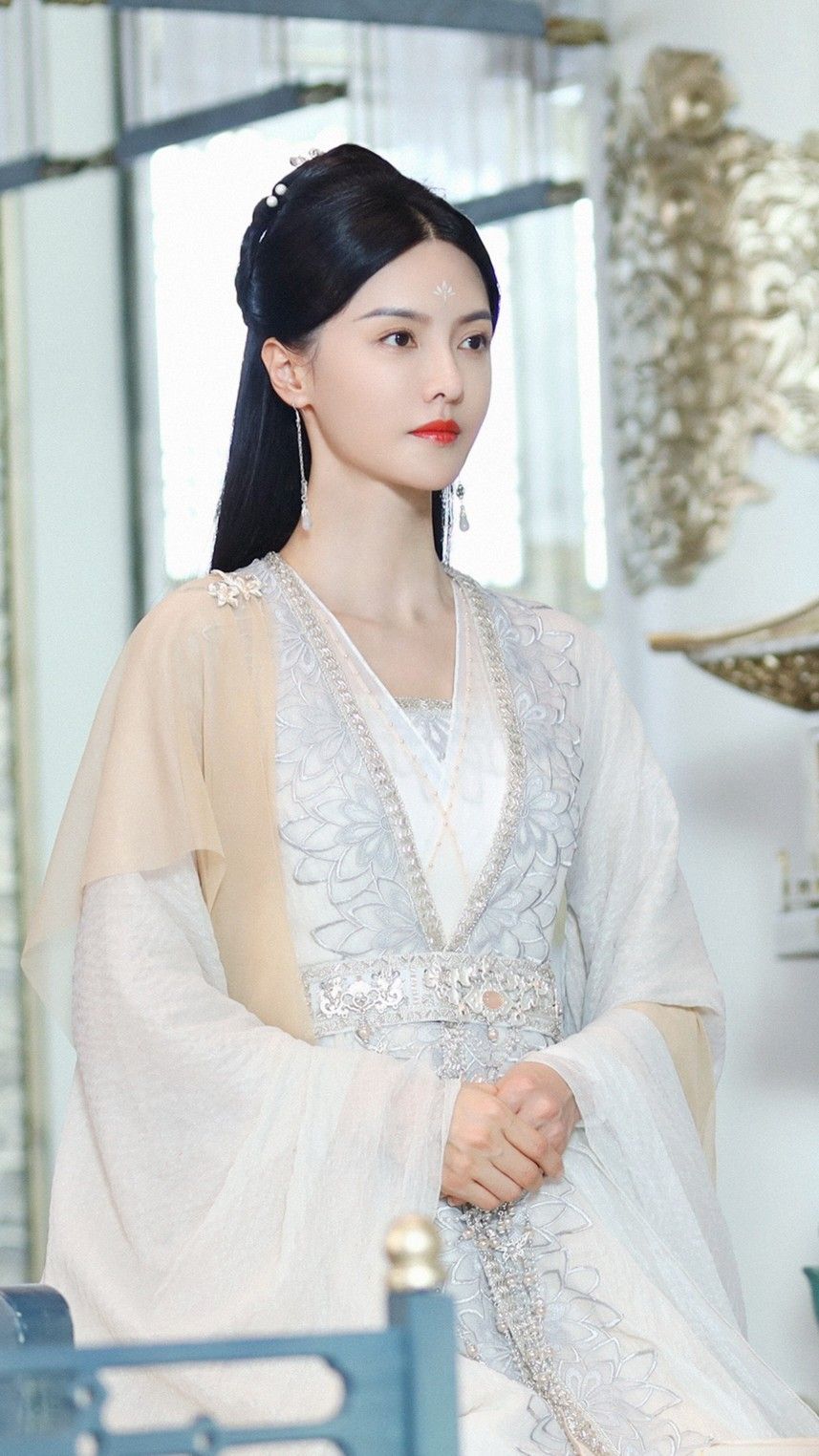 The Enchantment of Traditional Chinese Wedding Gowns:The Journey of Hanfu for a Modern Marriage The Enchantment of Traditional Chinese Wedding Gowns:The Journey of Hanfu for a Modern Marriage