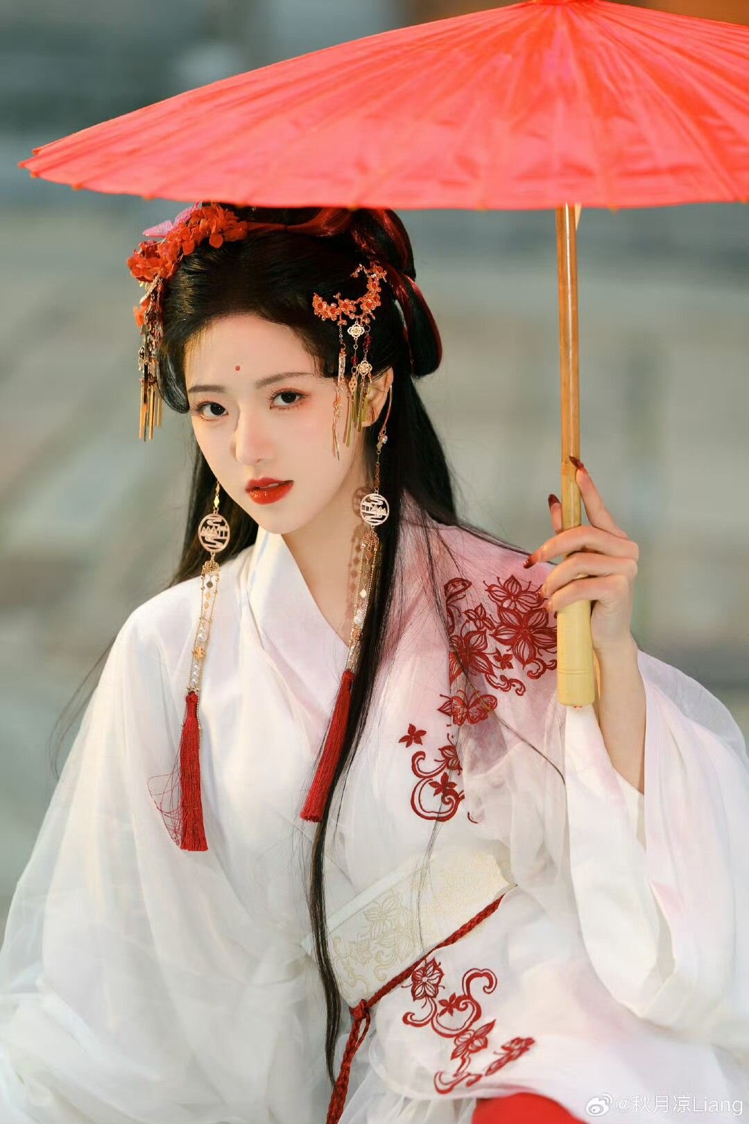 Daily Life in the Republic Era:The Charm of Traditional Cheongsam Fashion