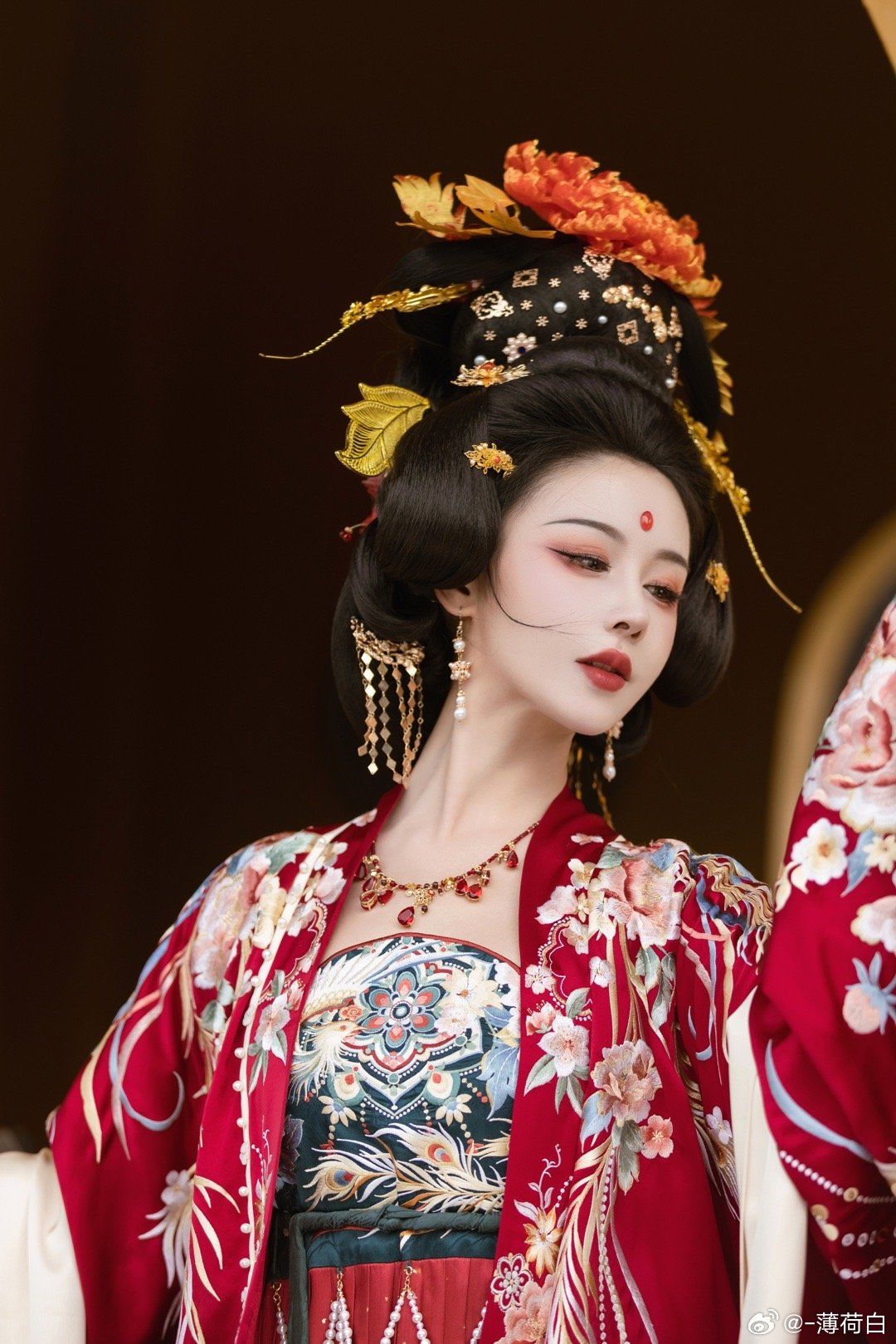 Embroidery on Broad-袖ed Shirts:Unveiling the Splendor of Traditional Hanfu Fashion Embroidery on Broad-袖ed Shirts:Unveiling the Splendor of Traditional Hanfu Fashion