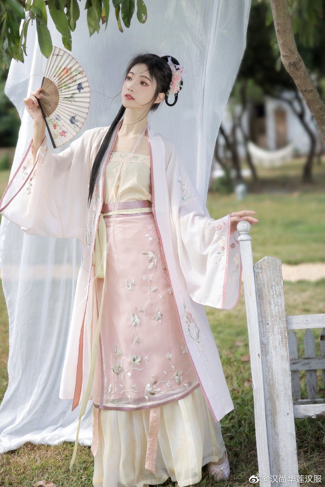 The Dual-Split Cheongsam:A Journey Through Its History and Cultural Significance