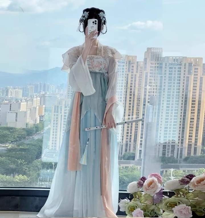 The Rise of Chinese Fashion:Exploring the Low-neck Cheongsam in Modern Times The Rise of Chinese Fashion:Exploring the Low-neck Cheongsam in Modern Times