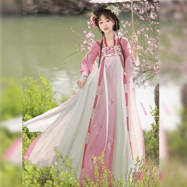The Smile of a Concubine:A Journey into the World of Hanfu Fashion The Smile of a Concubine:A Journey into the World of Hanfu Fashion