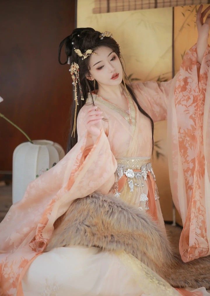 Elevating the Elegance of Hanfu Sandals with Height-Boosting Features Elevating the Elegance of Hanfu Sandals with Height-Boosting Features