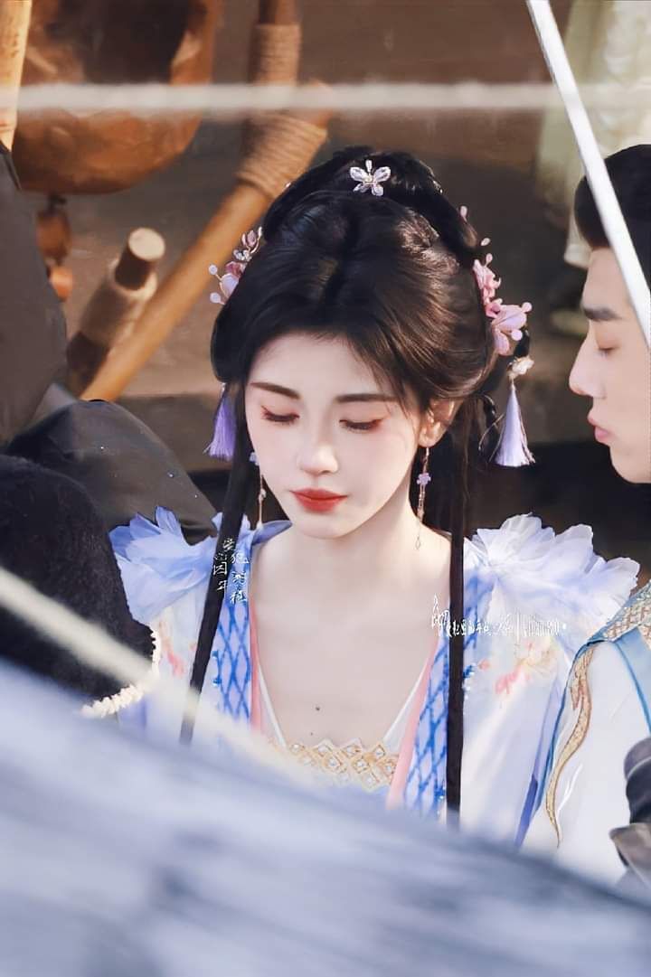 The Evolution of Chinese Elements in the Modern Qipao Dress:A Blend of Tradition and Modernity The Evolution of Chinese Elements in the Modern Qipao Dress:A Blend of Tradition and Modernity