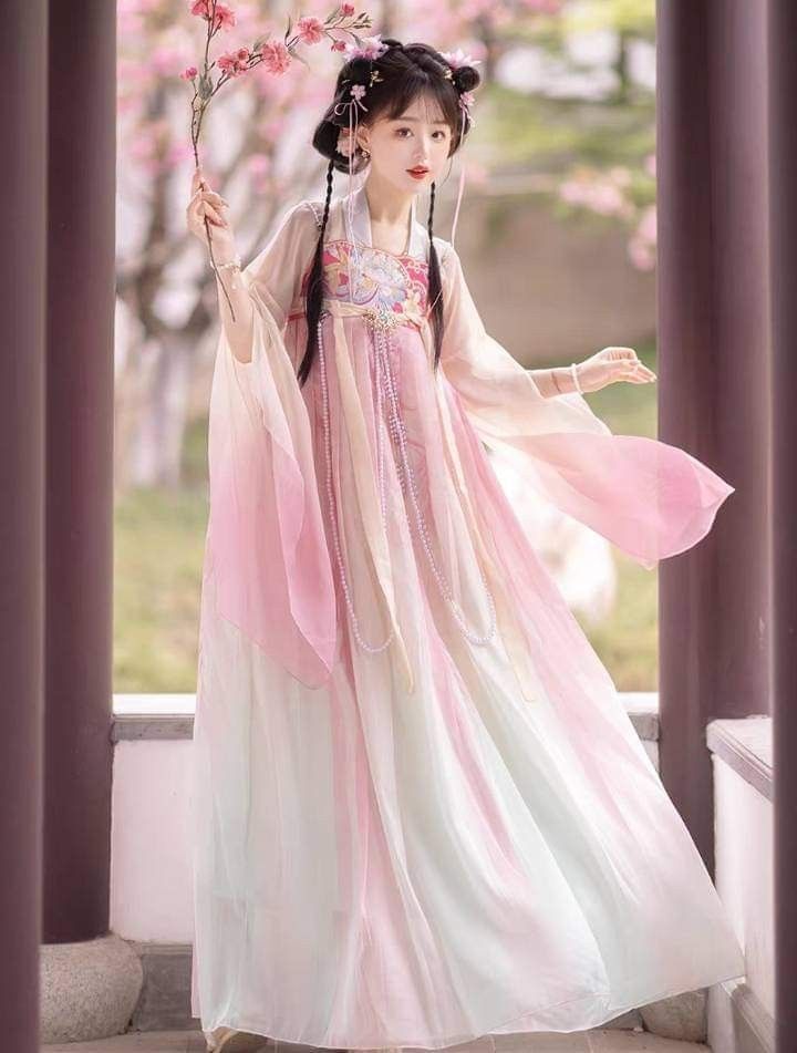 The Splendor of Traditional Chinese Attire:The Hanfu of Xiaochi The Splendor of Traditional Chinese Attire:The Hanfu of Xiaochi