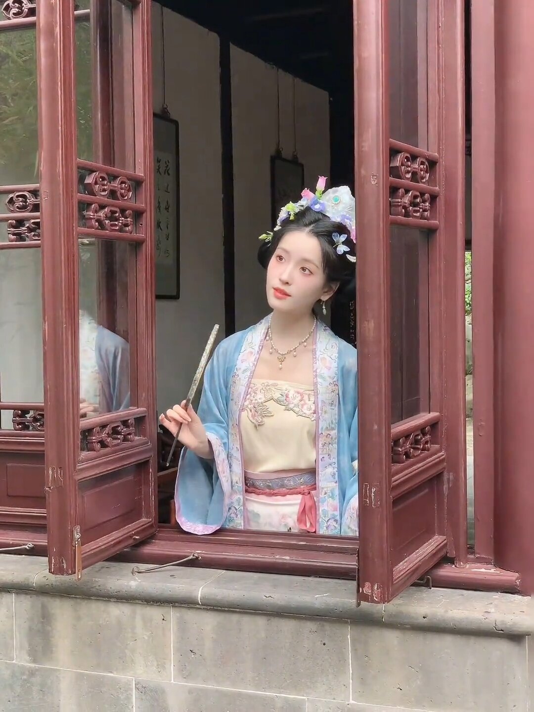 Youthful Cheongsam Style for a 35-Year-Old Fashionista Youthful Cheongsam Style for a 35-Year-Old Fashionista