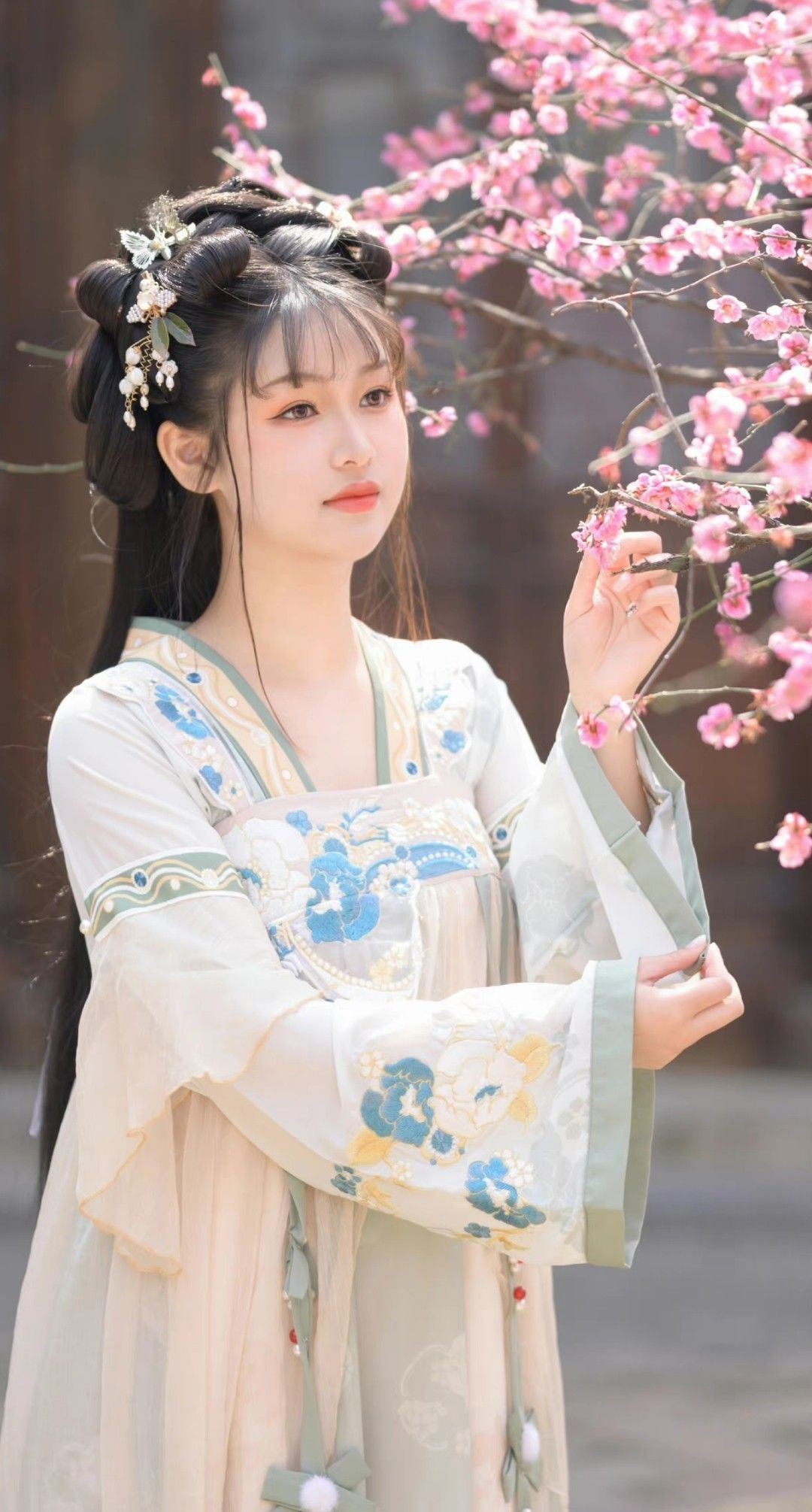Vintage Charm:The Rise of Feng Ming Jiong Juns Qipao Style Vintage Charm:The Rise of Feng Ming Jiong Juns Qipao Style
