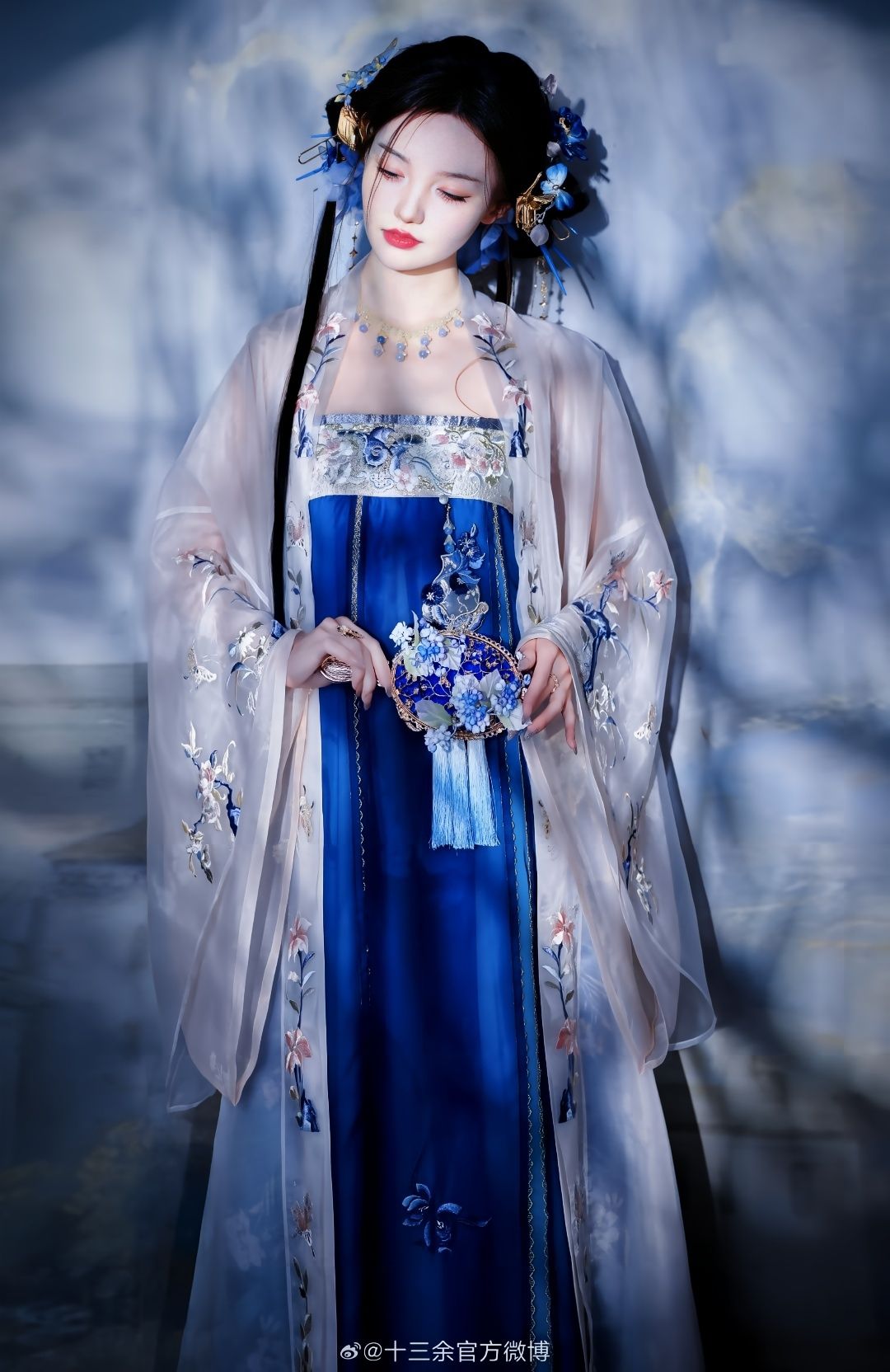Enhanced Qipao Design for Curvier Figures:Blue Color for Belly-Slimming and Body-Enhancing Appeal Enhanced Qipao Design for Curvier Figures:Blue Color for Belly-Slimming and Body-Enhancing Appeal